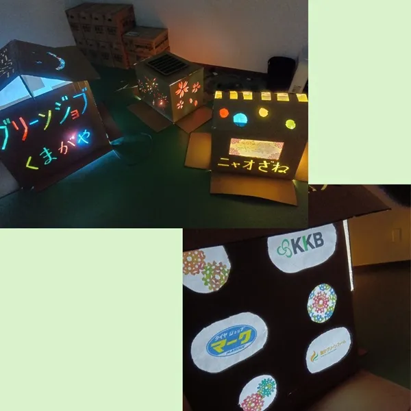 灯りをつけた段ボールハウス